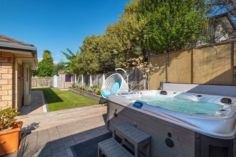 Photo of property in 12 English Oak Drive, Schnapper Rock, Auckland, 0632