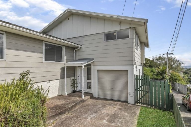 Photo of property in 2/16 Stanley Road, Glenfield, Auckland, 0629