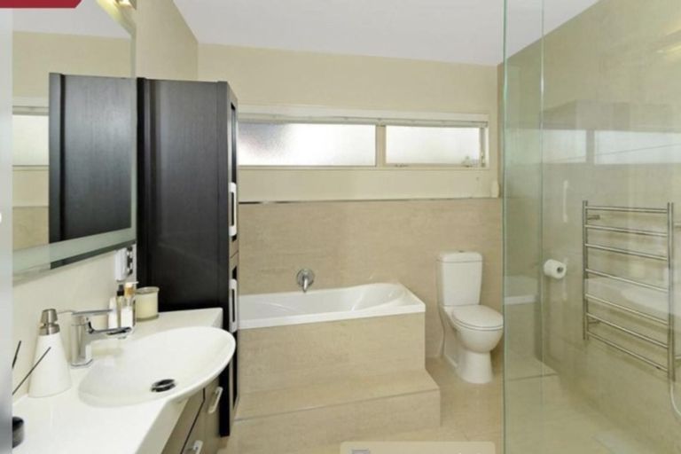 Photo of property in 127 Forrest Hill Road, Forrest Hill, Auckland, 0620