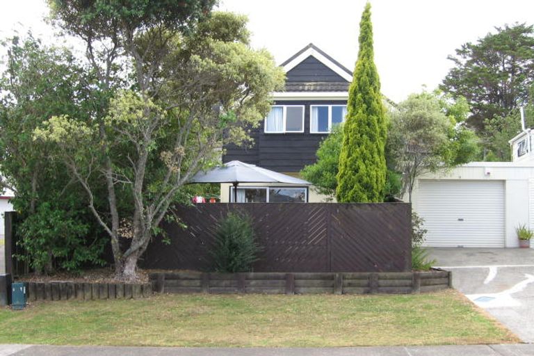 Photo of property in 2/9 Lambrown Drive, Totara Vale, Auckland, 0629