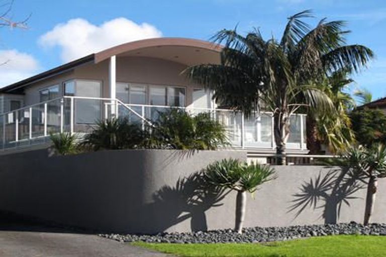 Photo of property in 1/43 Castor Bay Road, Castor Bay, Auckland, 0620