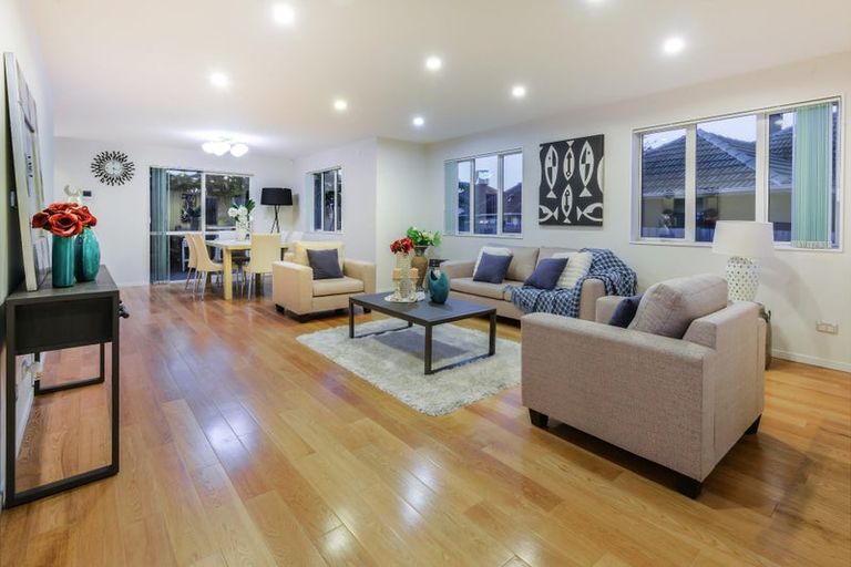 Photo of property in 10a Greenslade Crescent, Northcote, Auckland, 0627