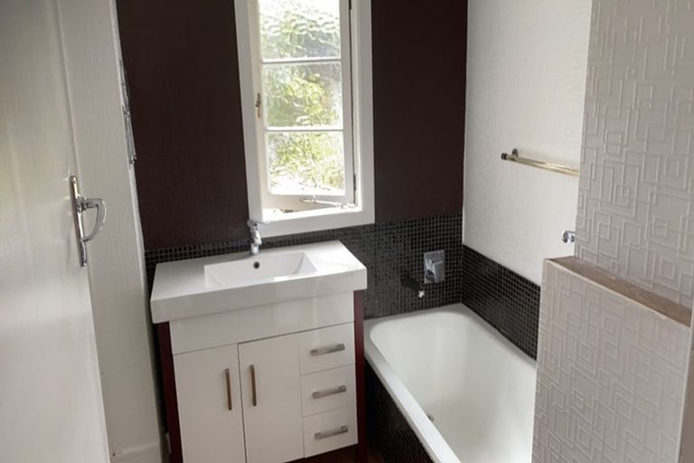 Photo of property in 24 Beverly Place, New Lynn, Auckland, 0600