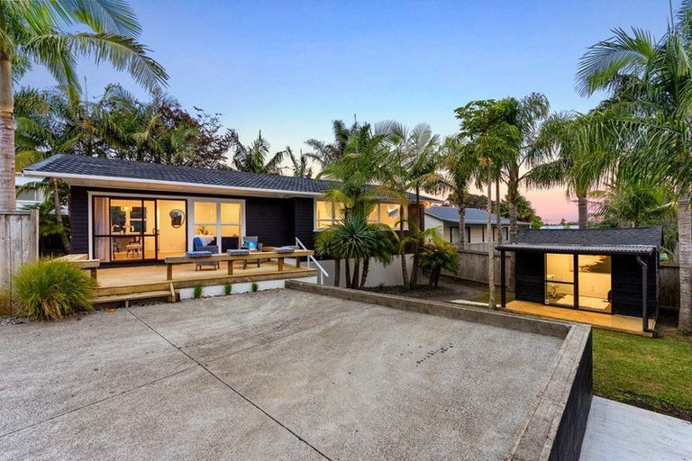 Photo of property in 21 Lantana Road, Green Bay, Auckland, 0604