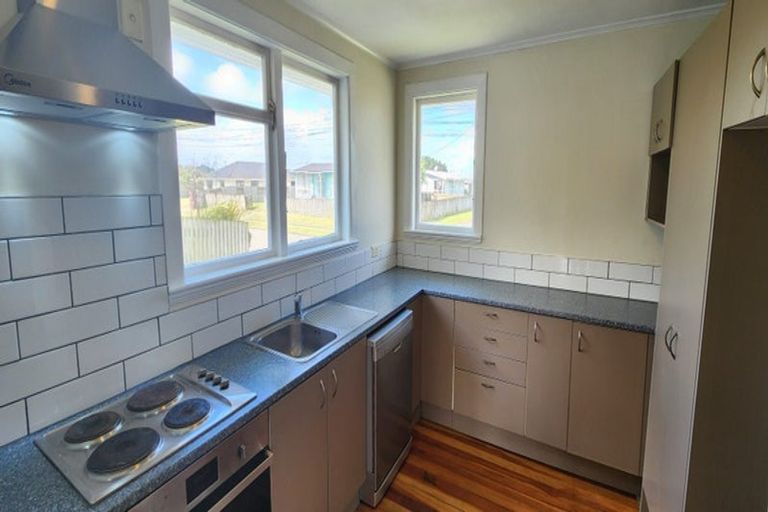 Photo of property in 6 Mcguire Street, Hawera, 4610