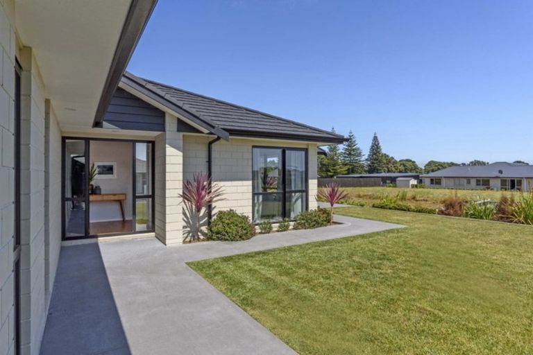 Photo of property in 2 Oakmont Crescent, Waiwhakaiho, New Plymouth, 4312