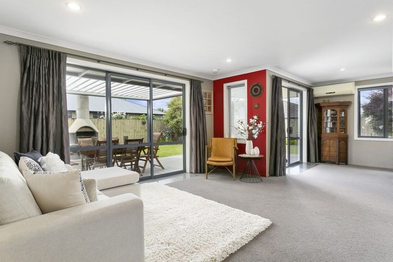 Photo of property in 8a Rose Leigh Drive, Cambridge, 3434