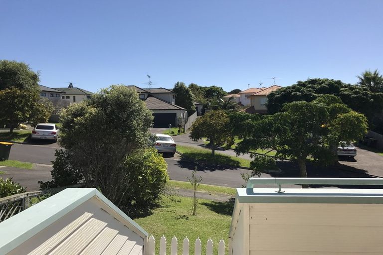 Photo of property in 1/4 Mossop Rise, Glenfield, Auckland, 0629