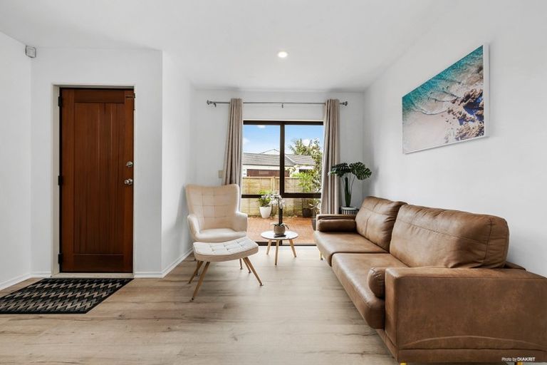 Photo of property in 30 Spalding Rise, Golflands, Auckland, 2013