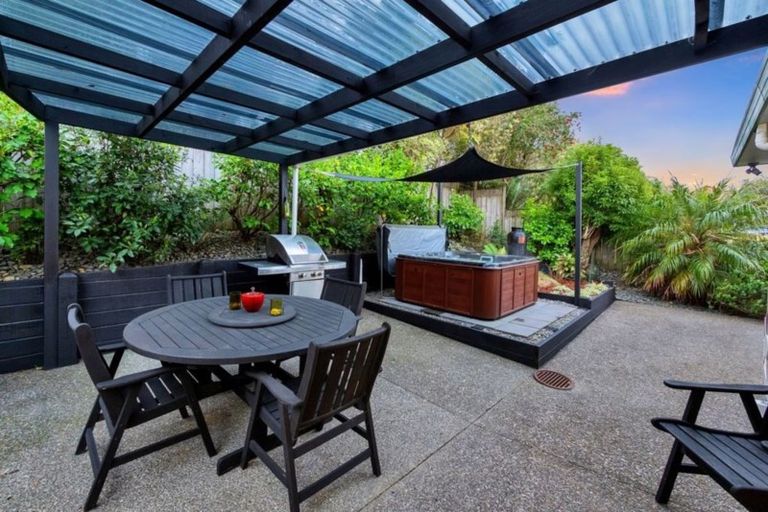 Photo of property in 2/8 Carrigans Close, Pinehill, Auckland, 0632