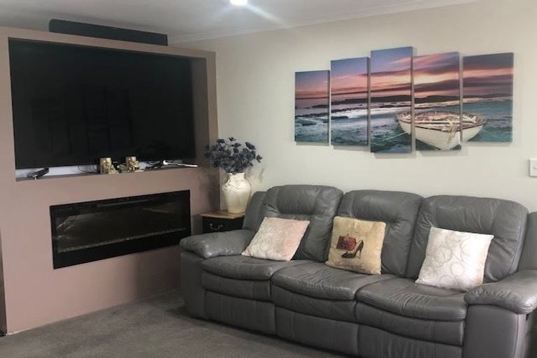 Photo of property in 27 Nicholas Gibbons Drive, Clendon Park, Auckland, 2103