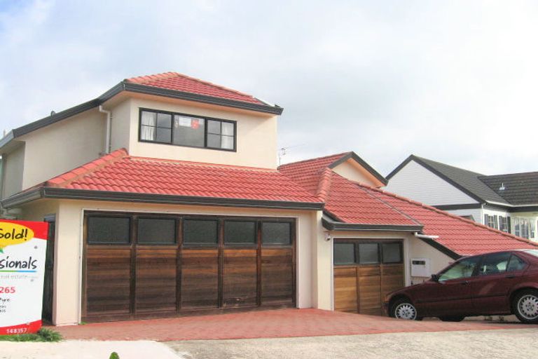 Photo of property in 5 Countess Close, Maupuia, Wellington, 6022