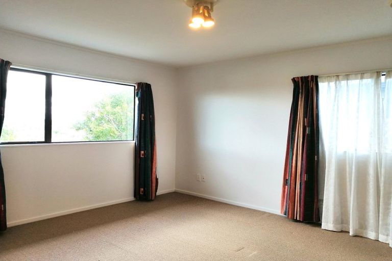 Photo of property in 1/11 Strabo Place, Windsor Park, Auckland, 0632