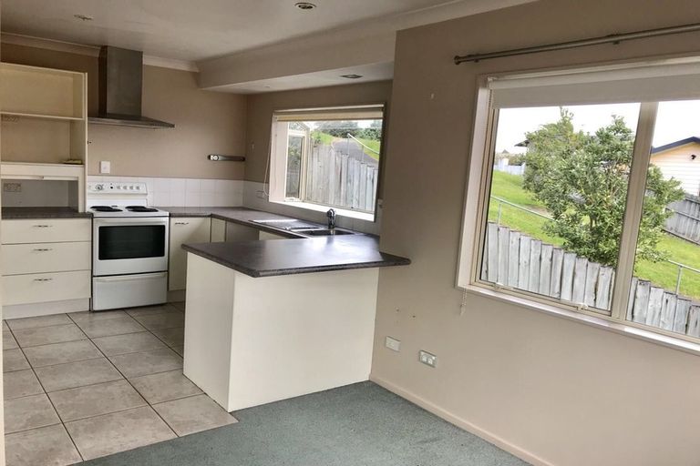 Photo of property in 2/22 Grenadine Place, Unsworth Heights, Auckland, 0632