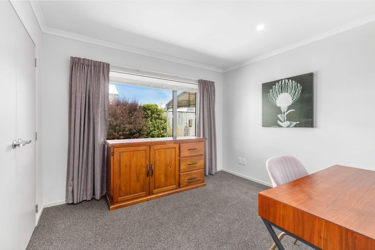 Photo of property in 6 Grace Cove, Aotea, Porirua, 5024