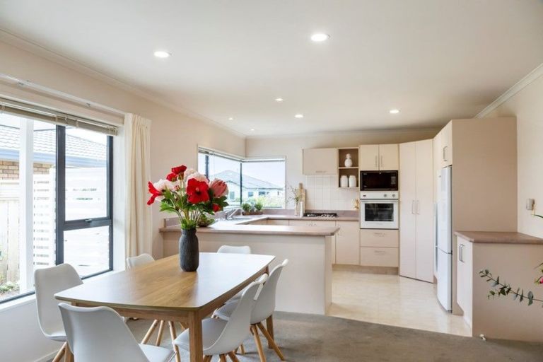 Photo of property in 2 Taylor Place, Merrilands, New Plymouth, 4312