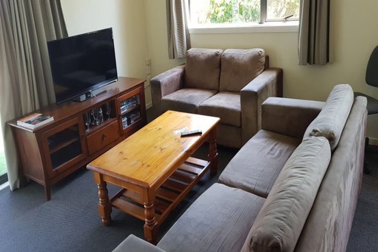 Photo of property in 8d Schnapper Rock Road, Schnapper Rock, Auckland, 0632