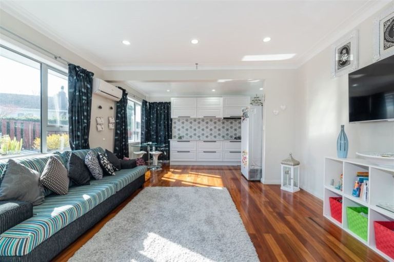 Photo of property in 8a Gloria Avenue, Te Atatu Peninsula, Auckland, 0610