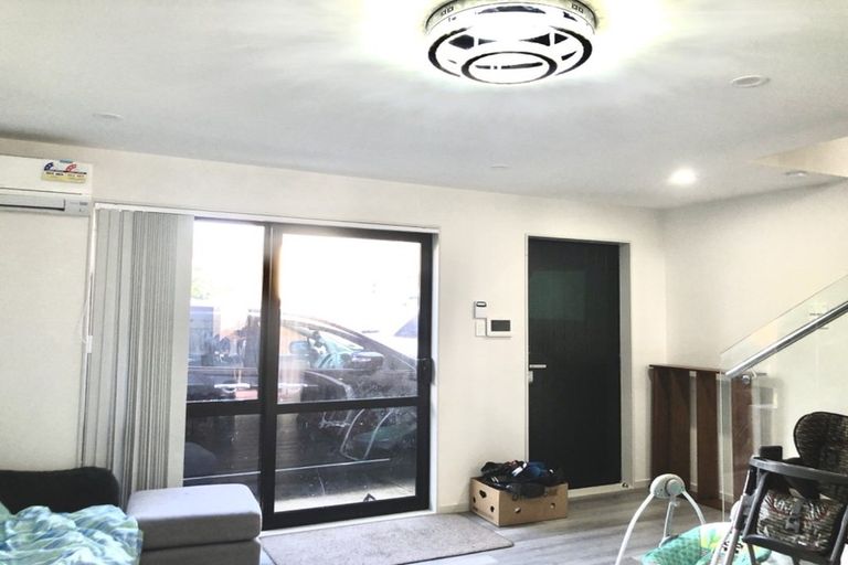 Photo of property in 8a Maunder Place, New Lynn, Auckland, 0600