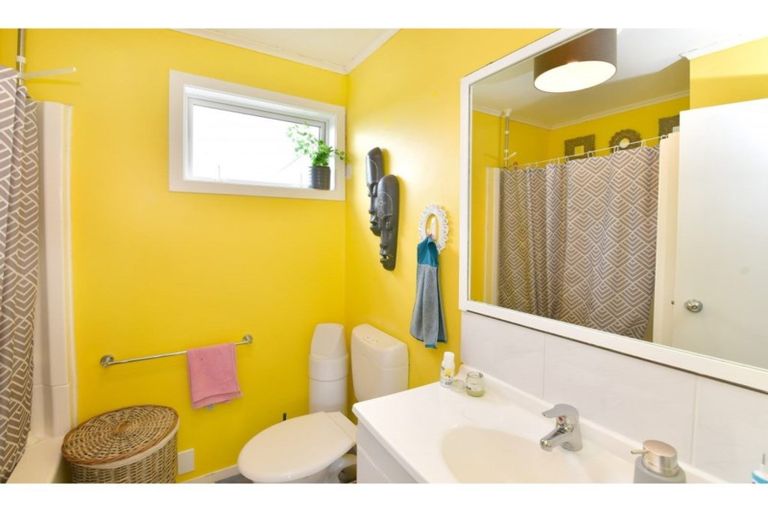 Photo of property in 998 Whangaparaoa Road, Tindalls Beach, Whangaparaoa, 0930