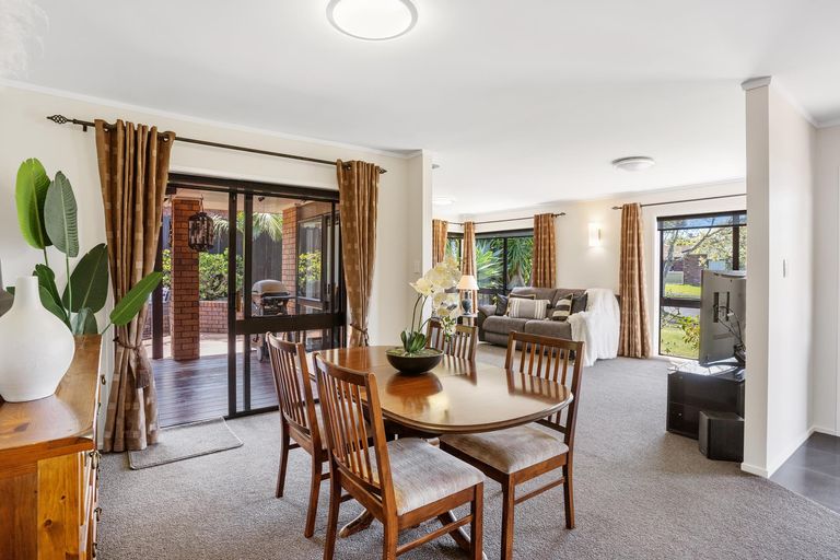 Photo of property in 10 St Simon Place, Botany Downs, Auckland, 2010