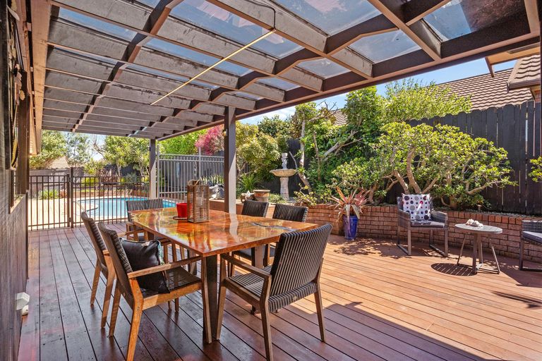 Photo of property in 10 St Simon Place, Botany Downs, Auckland, 2010