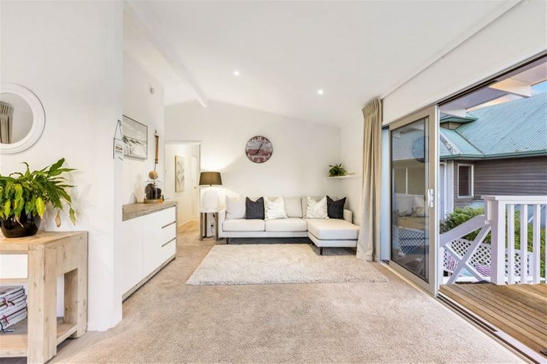 Photo of property in 7 William Bayes Place, Red Beach, 0932