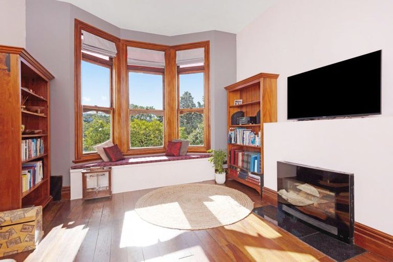 Photo of property in 51 Fairview Crescent, Kelburn, Wellington, 6012
