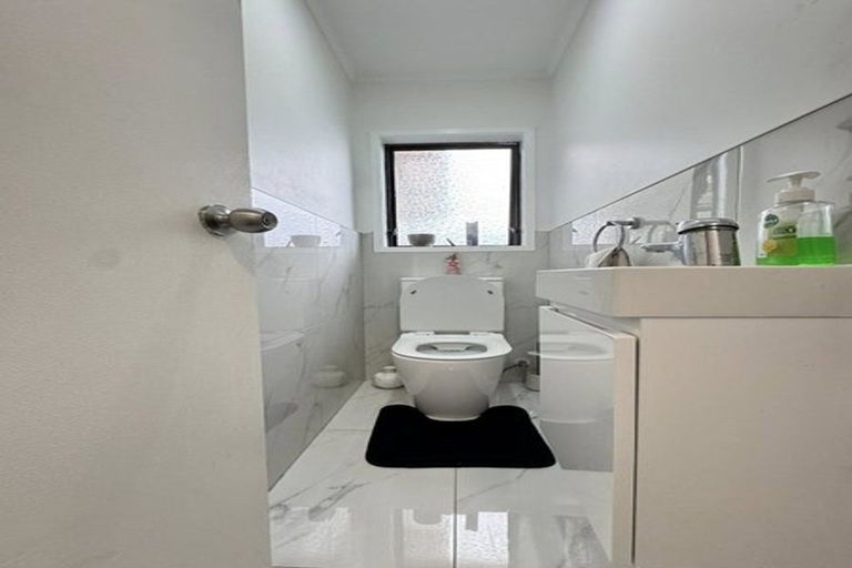 Photo of property in 100 Everglade Drive, Totara Heights, Auckland, 2105