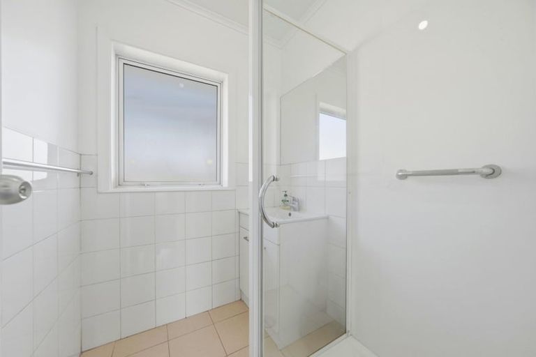 Photo of property in 2/270 East Coast Road, Forrest Hill, Auckland, 0620