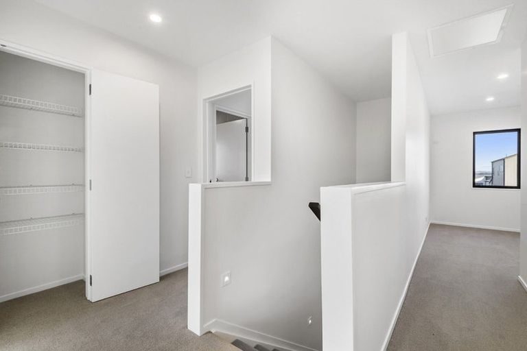 Photo of property in 6 Verde Lane, Rosehill, 2113