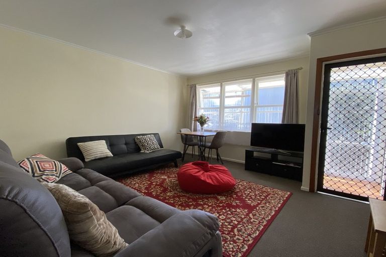 Photo of property in 4/3 Buscomb Avenue, Henderson, Auckland, 0610