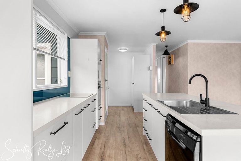 Photo of property in 9 Whaka Street, Maungaturoto, 0520