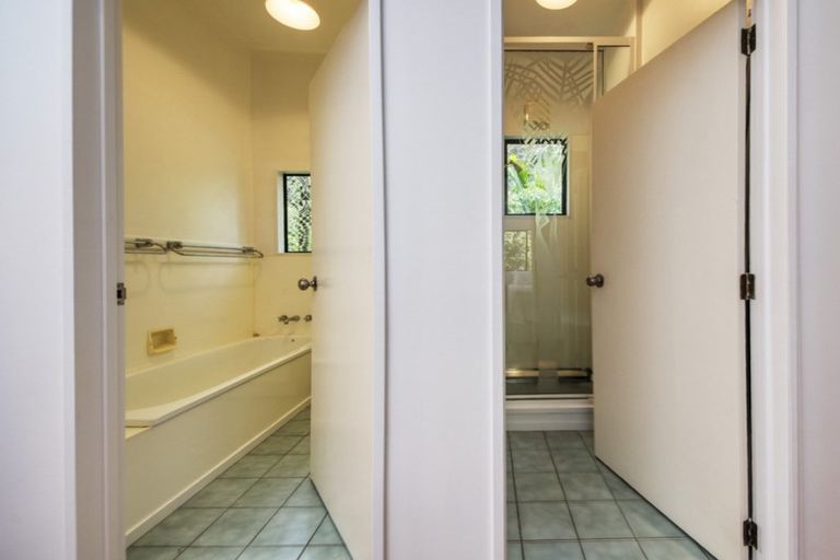 Photo of property in 15 Rayner Road, Piha, 0772