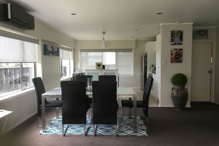 Photo of property in 1/104 East Coast Road, Forrest Hill, Auckland, 0620