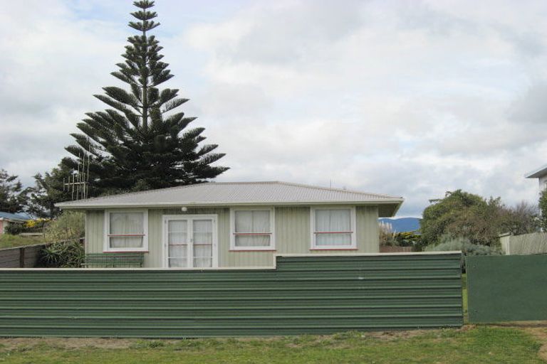 Photo of property in 8 Manga-pirau Street, Waikawa Beach, Manakau, 5573