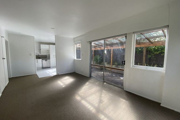 Photo of property in 2/58 Peach Road, Glenfield, Auckland, 0629