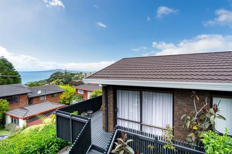 Photo of property in 2/33 Montgomery Avenue, Rothesay Bay, Auckland, 0630