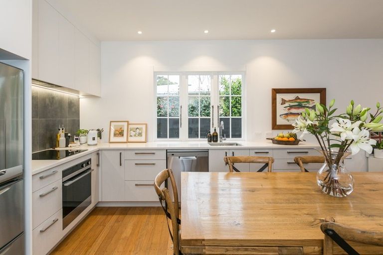 Photo of property in 9 Gillean Street, Havelock North, 4130