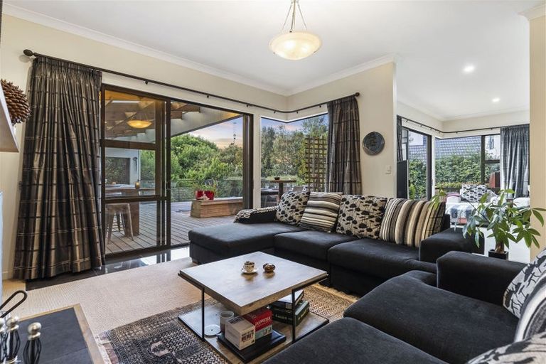 Photo of property in 16 Renlee Place, Shelly Park, Auckland, 2014