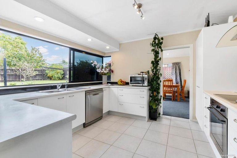 Photo of property in 15 Gardone Terrace, Conifer Grove, Takanini, 2112