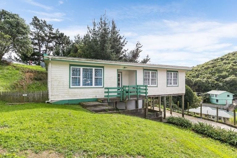 Photo of property in 36 Cardiff Crescent, Cannons Creek, Porirua, 5024