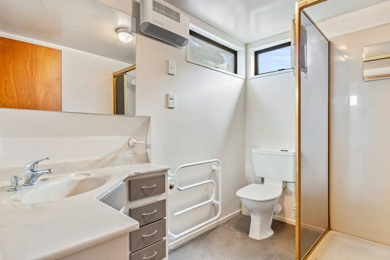 Photo of property in 2 Kent Lodge Avenue, Avonhead, Christchurch, 8042