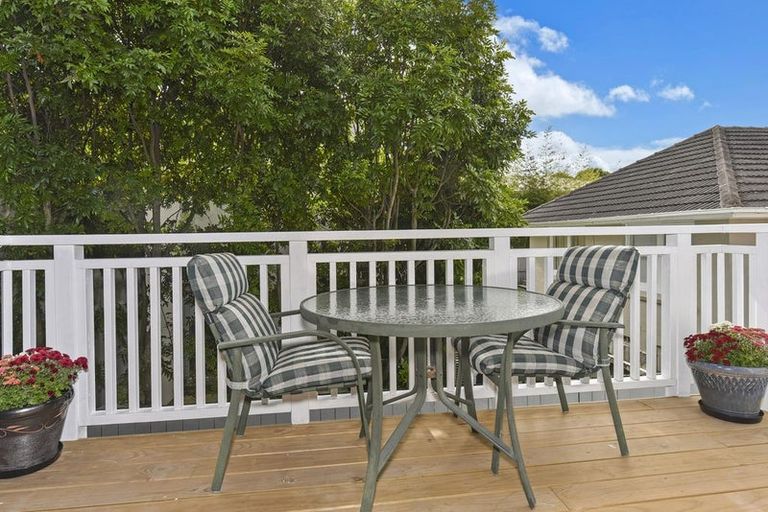 Photo of property in 2/240 Forrest Hill Road, Forrest Hill, Auckland, 0620