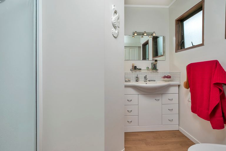 Photo of property in 1069 Scenic Drive North, Swanson, Auckland, 0816