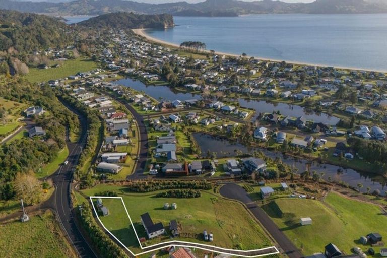 Photo of property in 10 Tinirau Place, Cooks Beach, 3591
