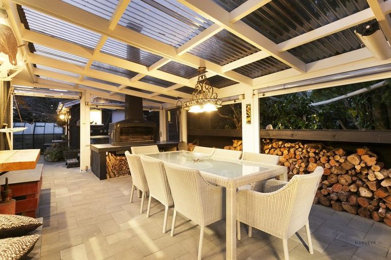 Photo of property in 27 Turanga Road, Henderson Valley, Auckland, 0612