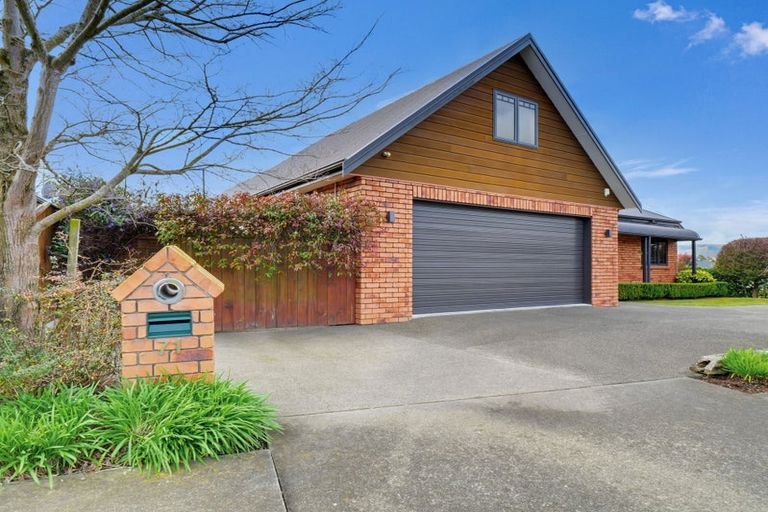 Photo of property in 71 Ruapehu Drive, Fitzherbert, Palmerston North, 4410