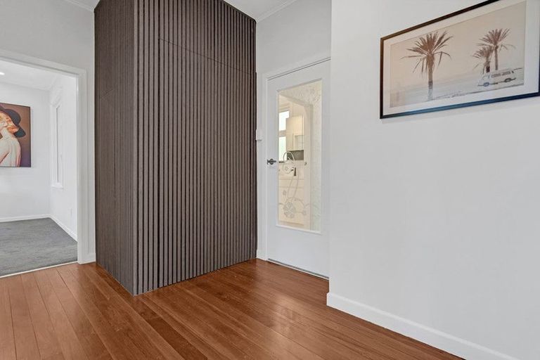 Photo of property in 2 Fairmount Road, Titirangi, Auckland, 0604