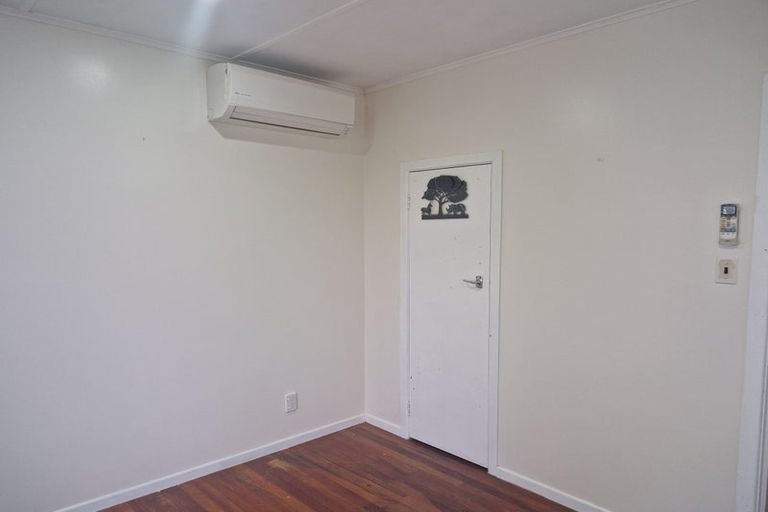 Photo of property in 7 Balmain Street, Newlands, Wellington, 6037